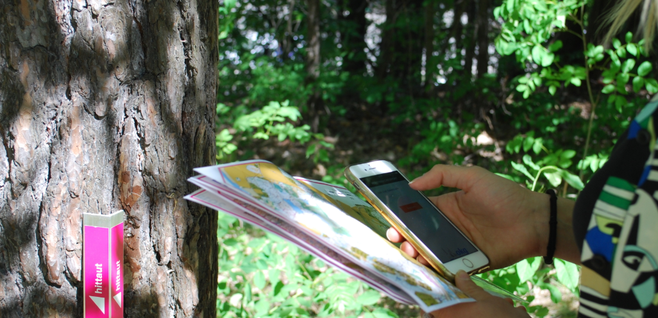 Karta och mobil vid checkpoint